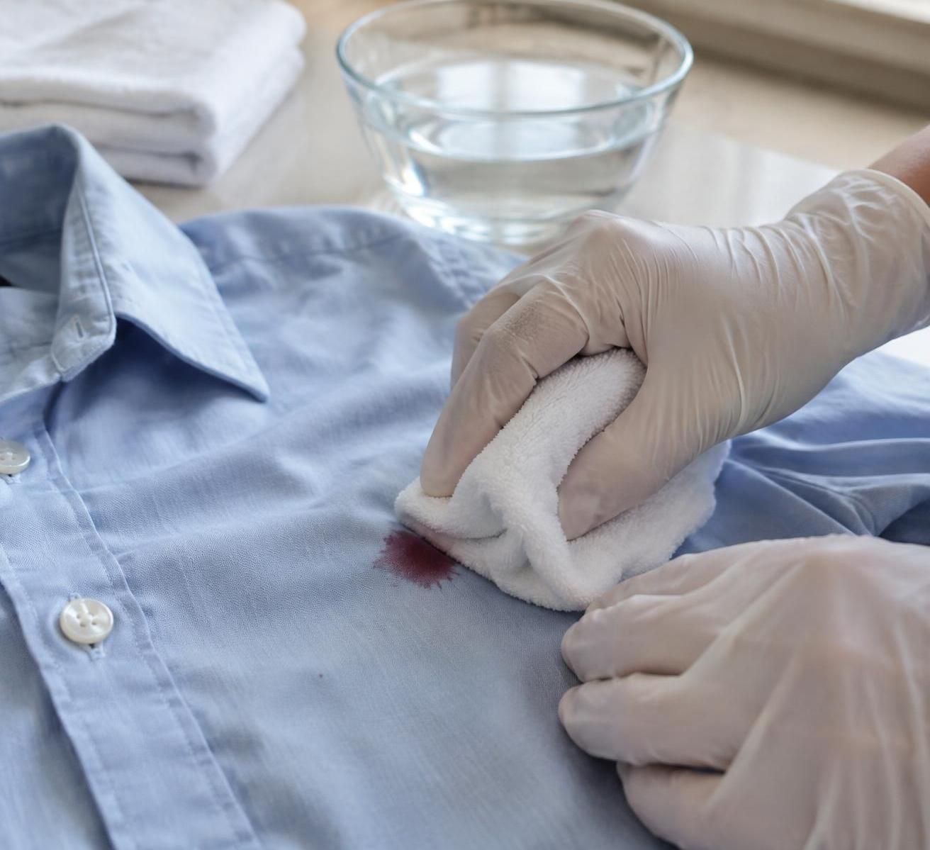 découvrez comment enlever une tache de sang efficacement sans abîmer le tissu, avec des gestes simples et adaptés à chaque matière.